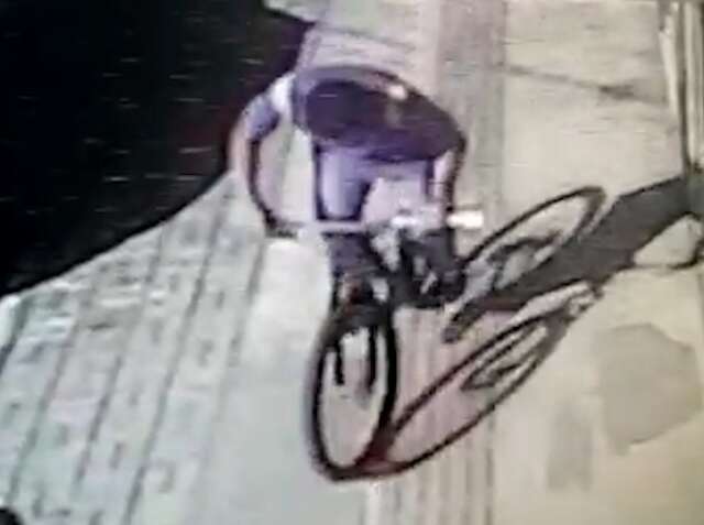 Ladr&atilde;o &eacute; filmado entrando em escola do Centro e furtando bicicleta de professor 