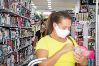 Cliente observa produto em loja de cosméticos em Campo Grande. (Foto: Henrique Kawaminami)