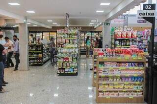 Gôndolas e prateleiras de supermercado. (Foto: Kísie Ainoã) 