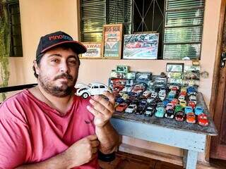 Paulo Aurelio Franquini é apaixonado por Fuscas e tem coleção dos carros em miniatura. (Foto: Aletheya Alves)
