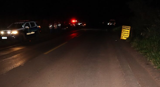 A vítima sinalizava a rodovia, quando foi atropelada por motorista de Chevrolet Ômega, de cor branca (Foto: reprodução / Dourados News)