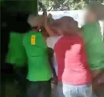 Vídeo mostra alunas trocando socos e funcionária tentando separar briga 