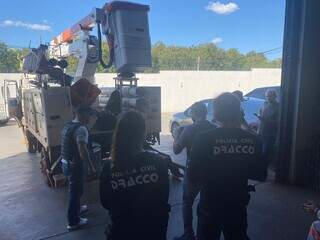 Policiais vistoriando carro clonado usado por traficantes nesta quinta-feira. (Foto: Divulgação | Dracco)