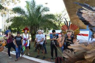 Indígenas em concentração na Praça do Rádio. (Foto: Kísie Ainoã)