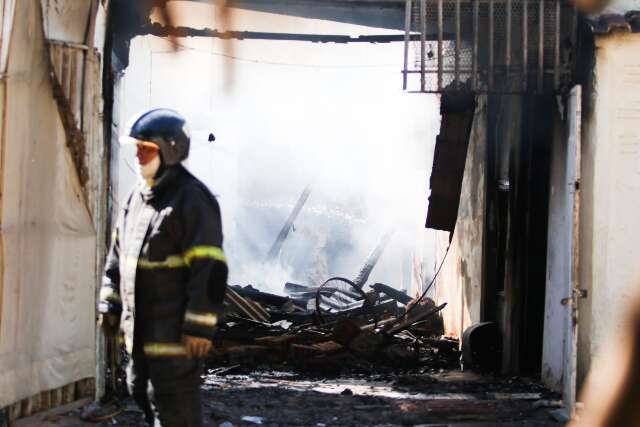 Idoso &eacute; surpreendido por inc&ecirc;ndio em casa enquanto assistia TV