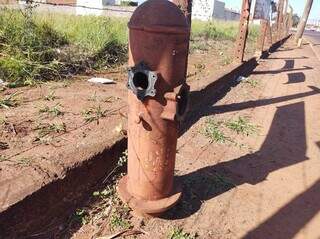 Hidrante &#34;depenado&#34; na Rua da Divisão em Campo Grande. (Foto: Mirian Machado)