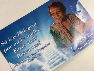 Cartão de lembrança da missa de sétimo dia de Delinha. (Foto: Jéssica Fernandes)