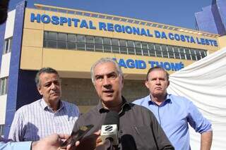 Governador Reinaldo Azambuja (PSDB) dando entrevista em frente ao Hospital Regional de Três Lagoas. (Foto: Chico Ribeiro)