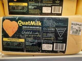 Queijo mussarela processado com amido Quatmilk, cujo preço é 17,4% mais baixo em comparação com queijo mussarela sem mistura. (Foto: Caroline Maldonado)