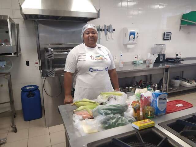 Cozinheira de Ribas do Rio Pardo &eacute; eleita a melhor merendeira de MS 