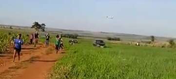 Vídeos mostram helicóptero da PM sobrevoando e tiros em área de conflito