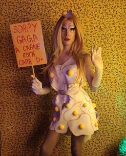Look que recria o vestido de carne com ovos é uma das críticas sociais. (Foto: Arquivo pessoal)