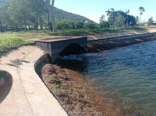 Produtor rural ergueu barragem de concreto ilegalmente para captação de água. (Foto: PMA/Divulgação)