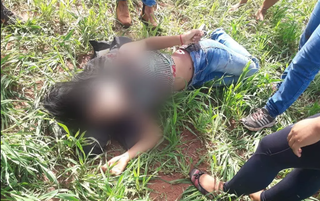 Adolescente guarani kaiowa caida no chão, após ser baleada em Amambai (Foto: CIMI)