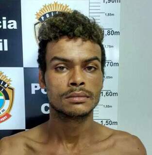 Rafael de Sousa Leite, de 31 anos, que ficou conhecido como “Maníaco do Ponto”, numa das ocasiões em que foi preso (Foto: Direto das Ruas)