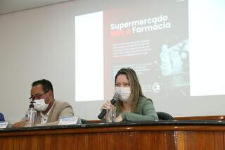 Da esquerda à direita: presidente do CRF, Flávio Shinzato, e conselheira federal e representante de MS no Conselho Federal de Farmácia, Márcia Regina Saldanha (Foto: Kísie Ainoã)