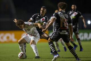 Disputa de bola durante a partida desta noite (24). (Foto: Daniel Ramalho/Vasco) 