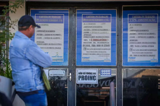 Programa não contrata mais trabalhadores, como mostra cartaz na porta da Funsat. (Foto: Marcos Maluf/Arquivo)