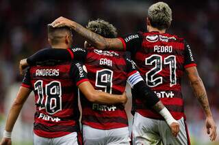 Jogadores do Flamengo em campo. (Foto: Gilvan de Souza / CRF)