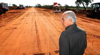 Governador Reinaldo Azambuja em visita ao local das obras (Foto: Chico Ribeiro/Divulgação)