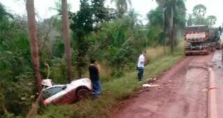 Carro e caminhão envolvidos em acidente na manhã deste sábado (25). (Foto: Diário Corumbaense)