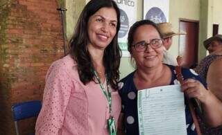 Moradora de assentamento com o documento de posse da terra (Foto: Divulgação)