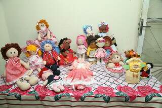Bonecas e alguns acessórios são os principais produtos da artesã. (Foto: Kísie Ainoã)