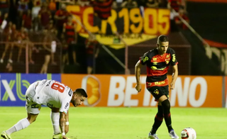 Jogadores em campo durante o duelo desta noite. (Foto/Divulgação: Anderson Stevens/Sport Club do Recife)