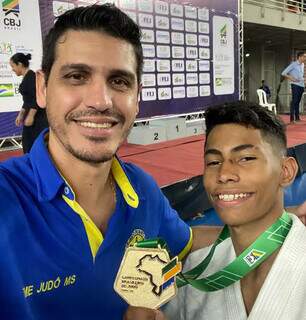 Da esquerda para direita, sensei treinador da &#34;dupla de ouro&#34; Diogo Rocha ao lado do judoca Marcos Paulo. (Foto: Divulgação)