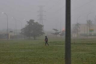 Nebulosidade registrada em Campo Grande na manhã deste domingo. (Foto: Paulo Francis)
