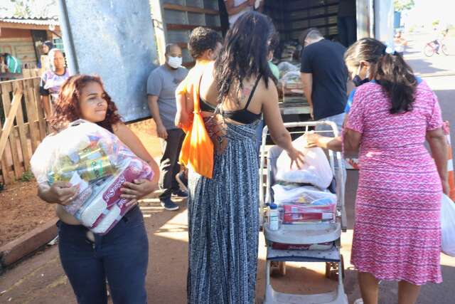 Fam&iacute;lias do Mandela recebem primeira leva de cestas arrecadadas pelo TRT