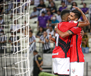 Jogadores do Atlético-GO se abraçando durante o jogo. (Foto: Silvio Júnior)