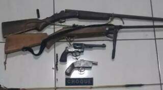 Armas apreendidas com indígenas, segundo o secretário de segurança e o Batalhão de Choque (Foto: Divulgação)