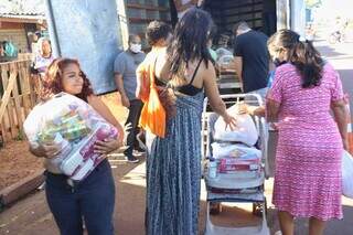Mais de 300 cestas foram montadas, que ainda darão para nova doação. (Fotos: Paulo Francis)