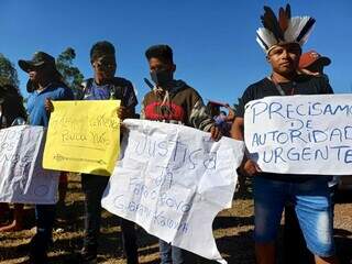 Indígenas durante protesto pedindo demarcação de suas terras ancestrais. (Foto: Helio de Freitas) 