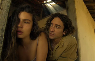 Allanis Guillen e Jesuíta Barbosa em cena da novela Pantanal. (Foto: Reprodução TV Globo)