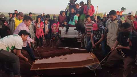 Choro e revolta: enterro de indígena leva multidão à fazenda palco de conflito