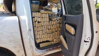 Tabletes de maconha no banco traseiro da caminhonete. (Foto: Adilson Domingos)