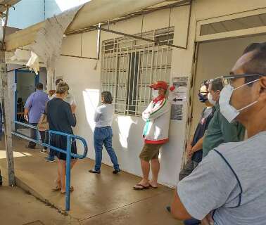 Após liberação, população faz fila para tomar vacina contra a gripe na Capital