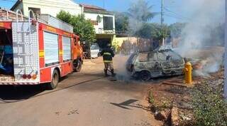 Equipe do Corpo de Bombeiros controlaram chamas, mas veículo já estava destruído. (Foto: Alfredo Neto | Perfil News)