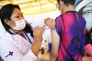 Jovem é vacinado contra a gripe, em Campo Grande. (Foto: Kísie Ainoã)
