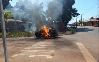Momento em que veículo era consumido pelas chamas. (Foto: Alfredo Neto | Perfil News)