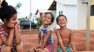 Crianças, moradores de Campo Grande sorrindo. (Foto: Divulgação | PMCG)
