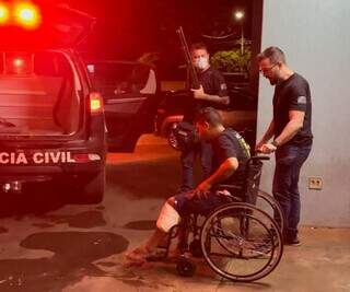 Momento que Chumbinho deixa o Hospital Regional escoltado por policiais. (Foto: Jornal da Nova)
