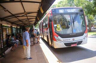 Ônibus do transporte coletivo em ponto de ônibus no centro de Campo Grande. (Foto: Paulo Francis/Arquivo)