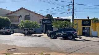 Policiais na joalheria onde aconteceu o assalto. (Foto: Reprodução/Jardim MS News)