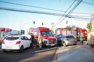 Viatura de incêndio do Corpo de Bombeiros e carros de passeio envolvidos no acidente (Foto: Henrique Kawaminami)