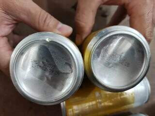 Latas de cervejas com vencimento em maio deste ano. (Foto: Divulgação | Procon-MS)