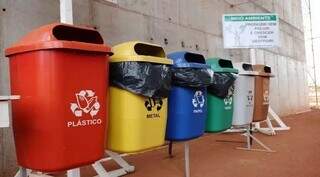Lixeiras usadas para serparar lixo reciclável. (Foto: Divulgação)