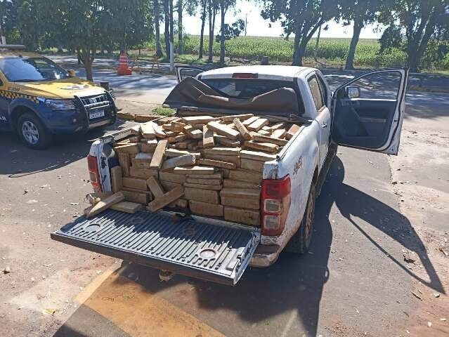 Em fuga, traficante abandona caminhonete com R$ 3,1 milh&otilde;es em maconha 